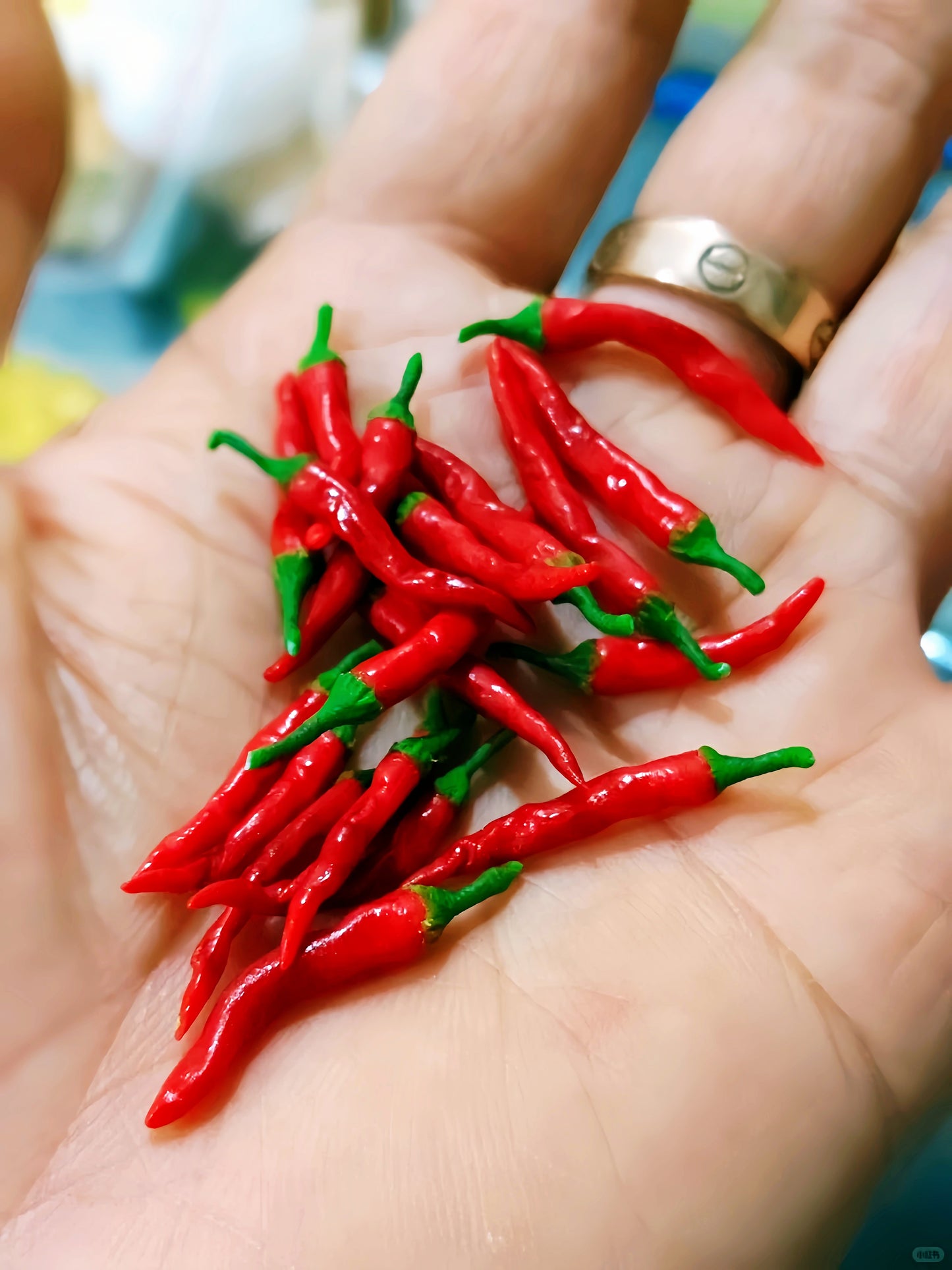 8Pcs Miniature Red Chili Pepper Set – Hand-Sculpted 1:6 Scale Dollhouse Chili Peppers with Glossy Skin and Green Stems, Realistic Tiny Hot Peppers for Blythe & Barbie Kitchen Dioramas, Resin Jewelry & Polymer Clay Food Miniatures