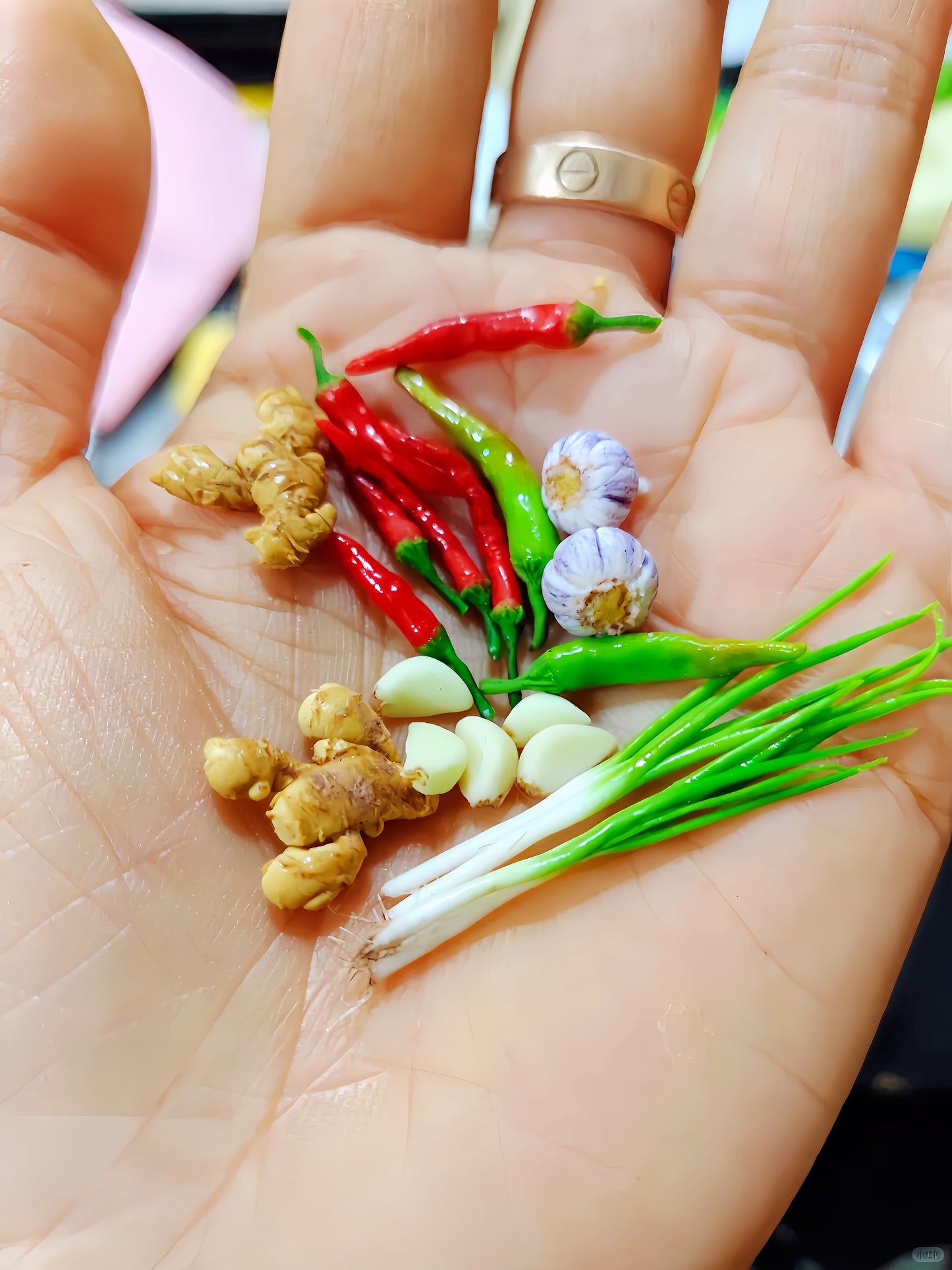 8Pcs Miniature Red Chili Pepper Set – Hand-Sculpted 1:6 Scale Dollhouse Chili Peppers with Glossy Skin and Green Stems, Realistic Tiny Hot Peppers for Blythe & Barbie Kitchen Dioramas, Resin Jewelry & Polymer Clay Food Miniatures