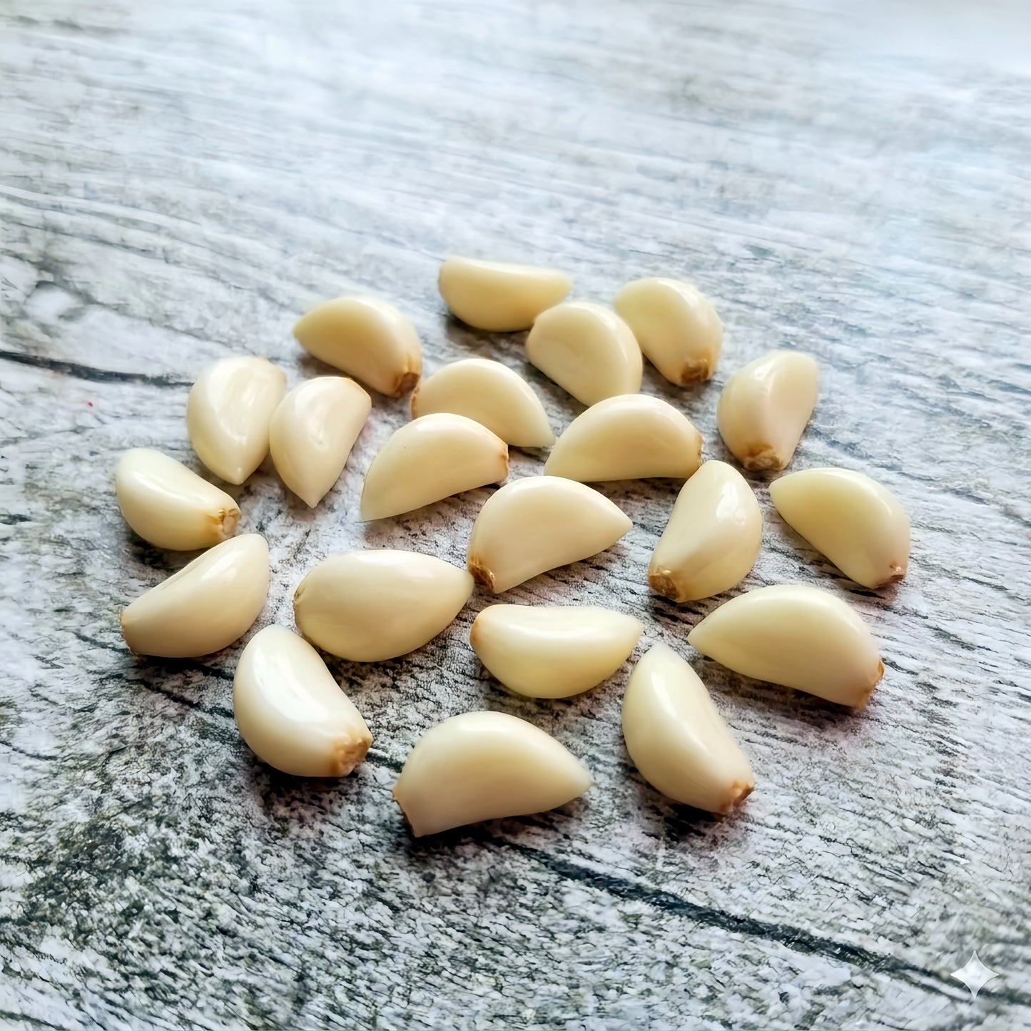 16Pcs Miniature Garlic Cloves Set – Hand-Sculpted 1:6 Scale Dollhouse Peeled Garlic with Glossy Skin and Root Ends, Realistic Tiny Aromatics for Blythe & Barbie Kitchen Dioramas, Resin Jewelry & Polymer Clay Food Miniatures