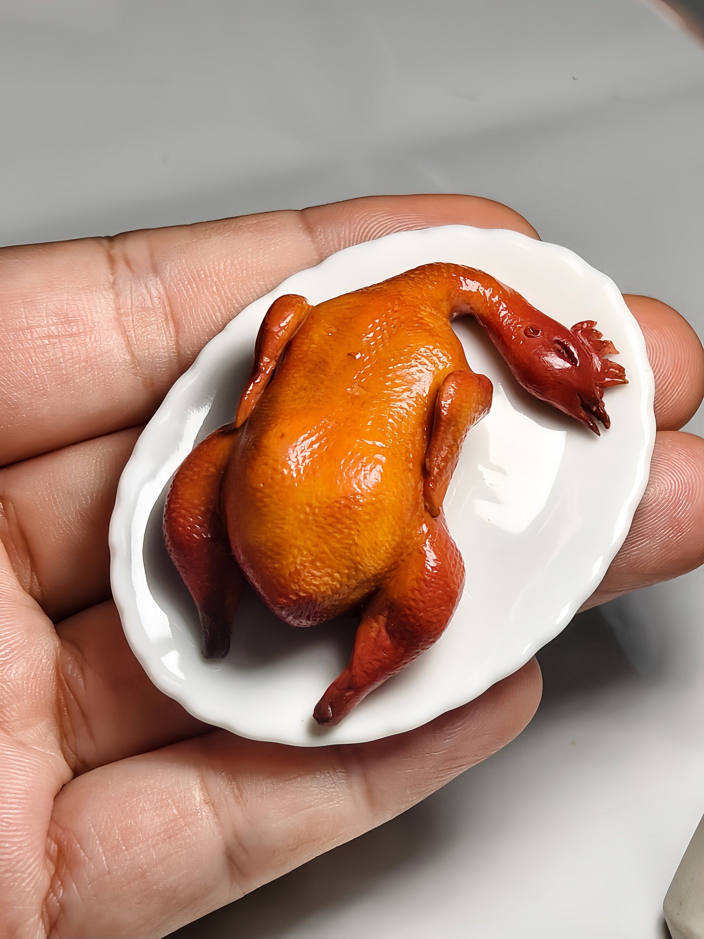 Miniature Roast Chicken Set - Hand-Sculpted 1:6 Scale Dollhouse Whole Roast Chicken with Torn Drumsticks & Plate, Realistic Tiny Food for Blythe & Barbie Dioramas, Polymer Clay Food
