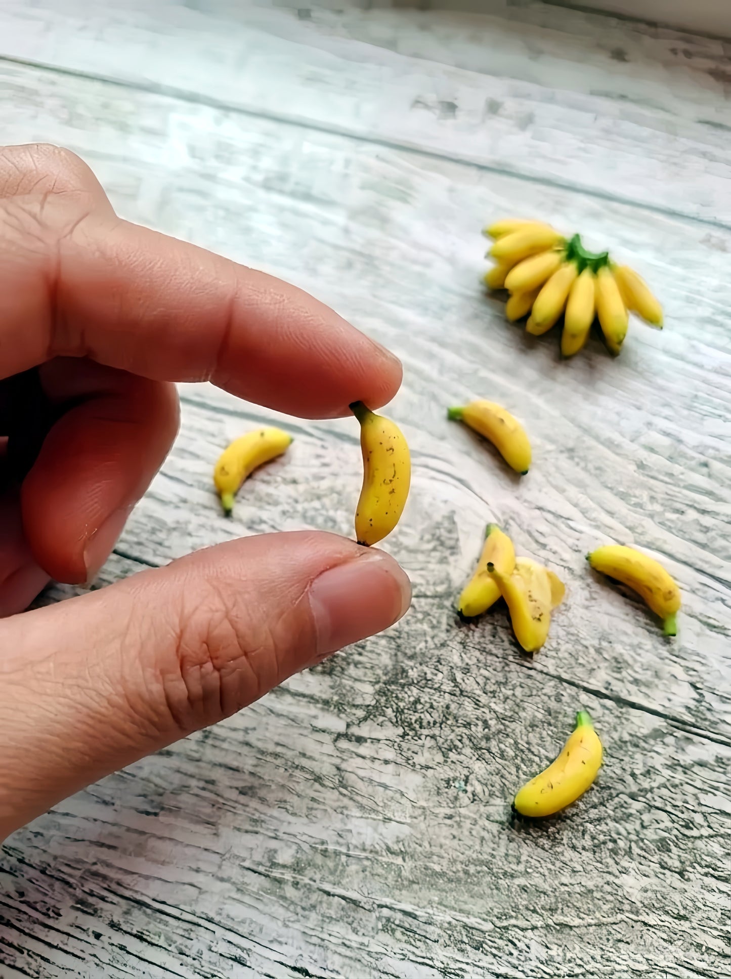 3Pcs Miniature Banana Bunch - Hand-Sculpted 1:6 Scale Ripe Lady Finger Bananas with Green Stem & Sugar Spots, Realistic Dollhouse Fruit for Blythe & Barbie Dioramas, Polymer Clay Food