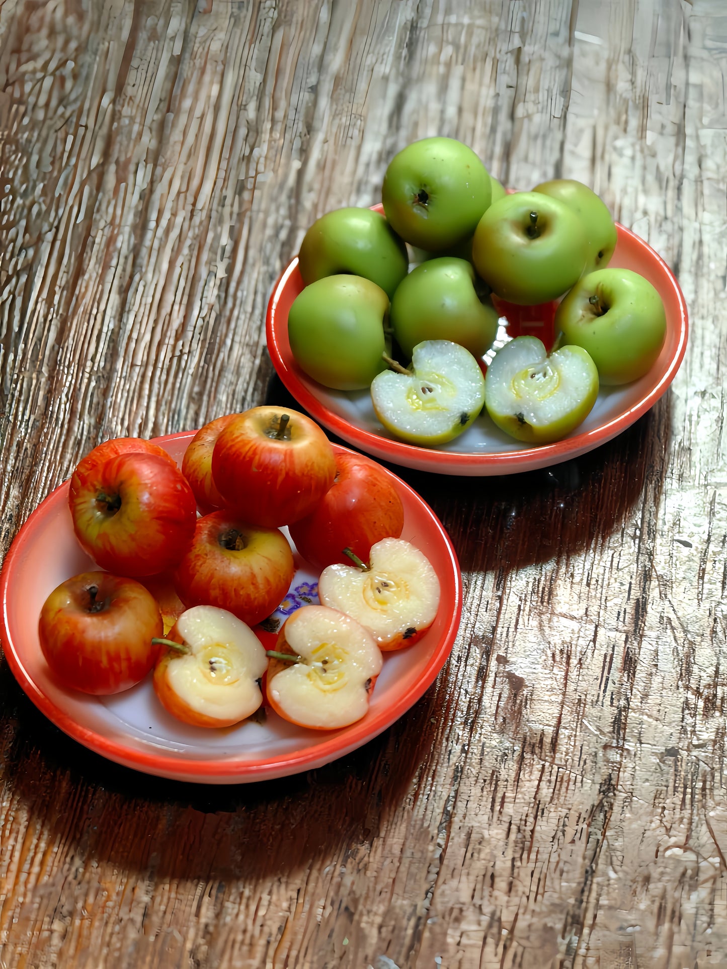 8Pcs Miniature Apple Set – Hand-Sculpted 1:6 Scale Dollhouse Red and Green Apples, Whole and Halved with Seeds, Realistic Tiny Fruit for Blythe & Barbie Dioramas, Resin Jewelry & Polymer Clay Food Miniatures