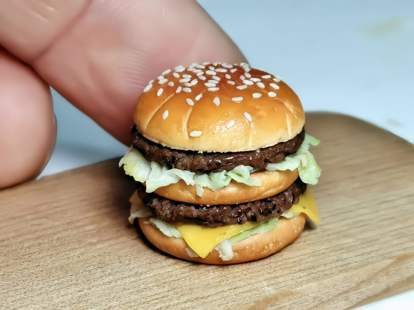 Miniature Cheeseburger – Hand-Sculpted 1:6 Scale Dollhouse Double Cheeseburger with Sesame Bun, Stacked Patties, Melting Cheese & Lettuce, Realistic Tiny Fast Food for Blythe & Barbie Dioramas, Resin Jewelry & Polymer Clay Food