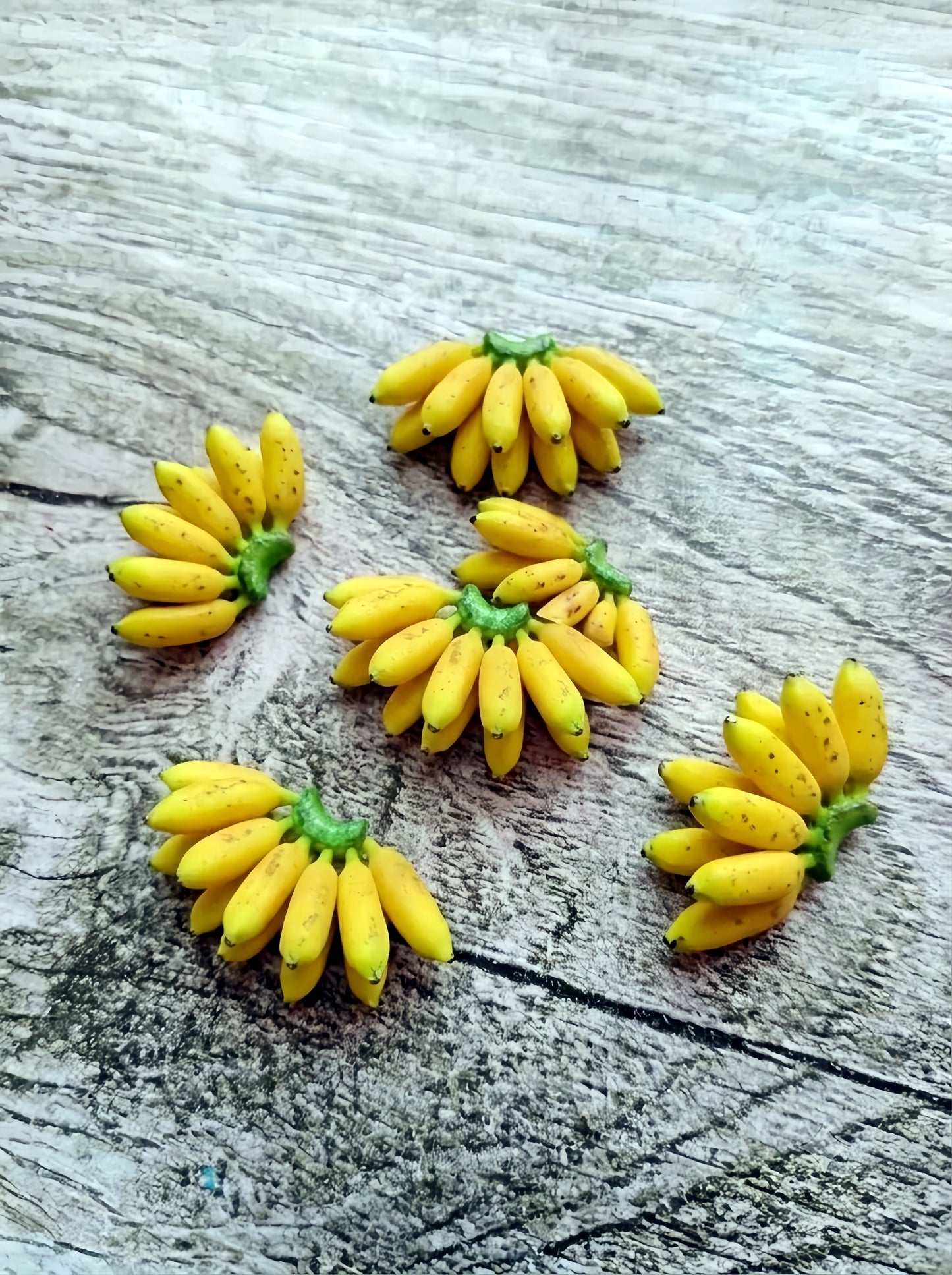 3Pcs Miniature Banana Bunch - Hand-Sculpted 1:6 Scale Ripe Lady Finger Bananas with Green Stem & Sugar Spots, Realistic Dollhouse Fruit for Blythe & Barbie Dioramas, Polymer Clay Food