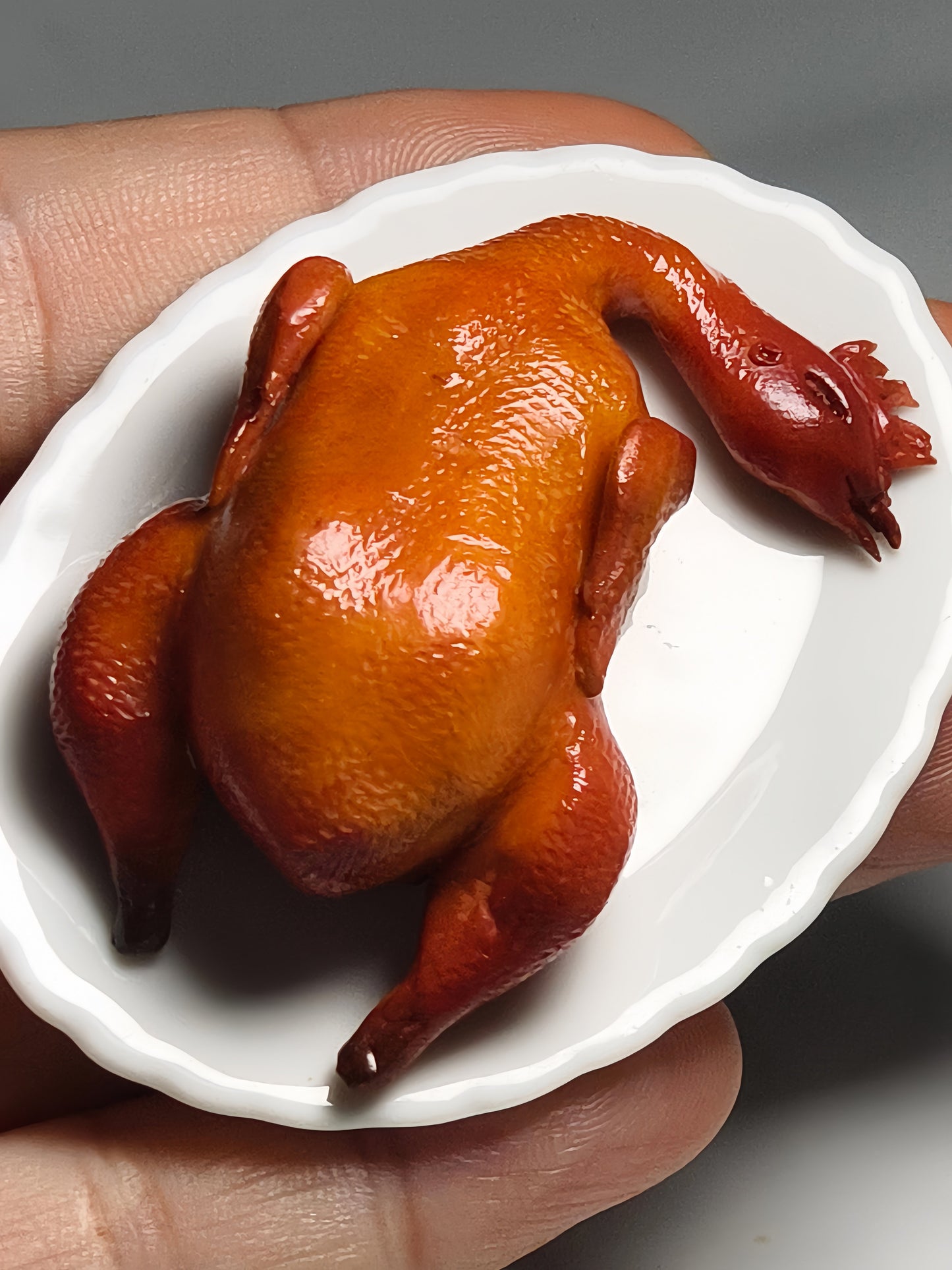 Miniature Roast Chicken Set - Hand-Sculpted 1:6 Scale Dollhouse Whole Roast Chicken with Torn Drumsticks & Plate, Realistic Tiny Food for Blythe & Barbie Dioramas, Polymer Clay Food