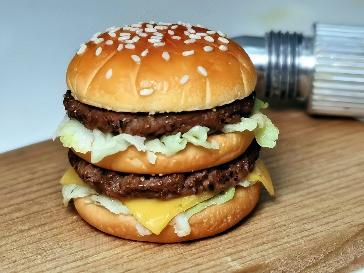 Miniature Cheeseburger – Hand-Sculpted 1:6 Scale Dollhouse Double Cheeseburger with Sesame Bun, Stacked Patties, Melting Cheese & Lettuce, Realistic Tiny Fast Food for Blythe & Barbie Dioramas, Resin Jewelry & Polymer Clay Food
