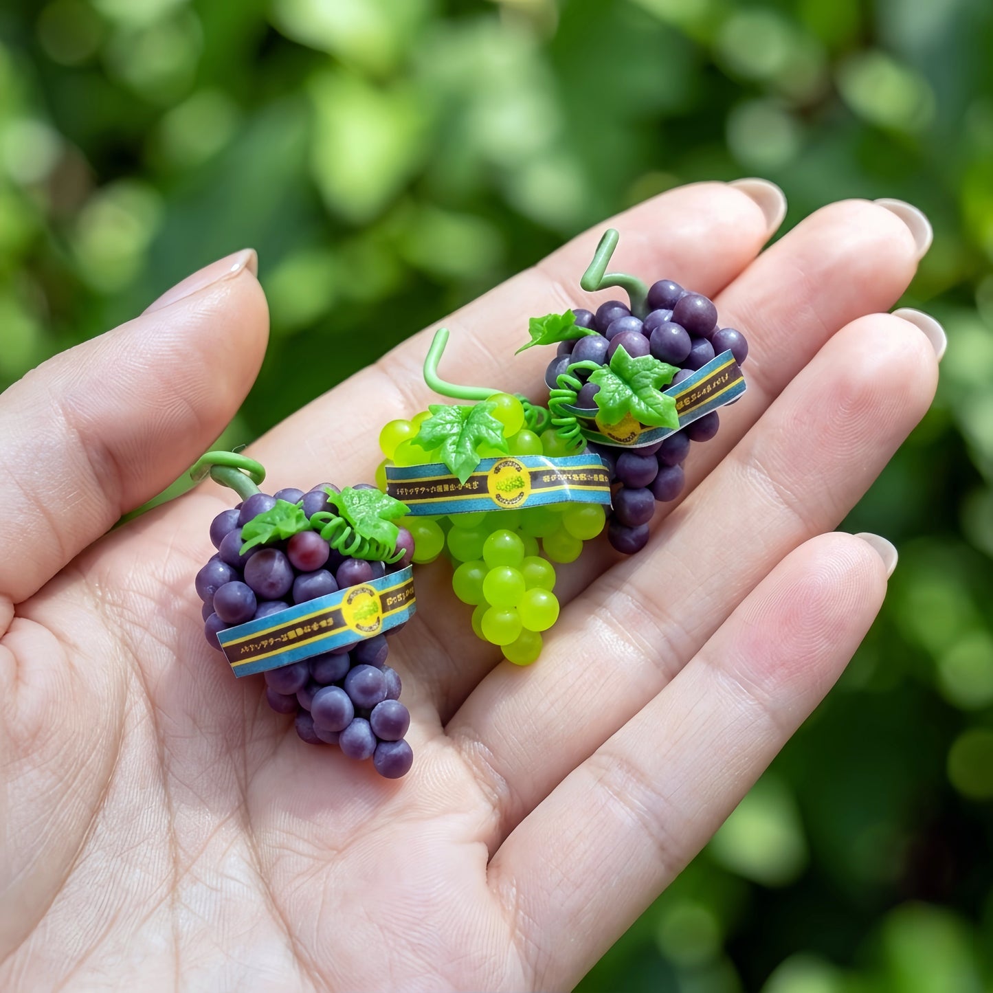 Miniature Grapes - Hand-Sculpted 1:6 Scale Grape Clusters with Vine Tendrils, Leaves & Fruit-Shop Wrap, Purple & Shine Muscat Green, Realistic Dollhouse Fruit for Blythe & Barbie Dioramas, Polymer Clay Food