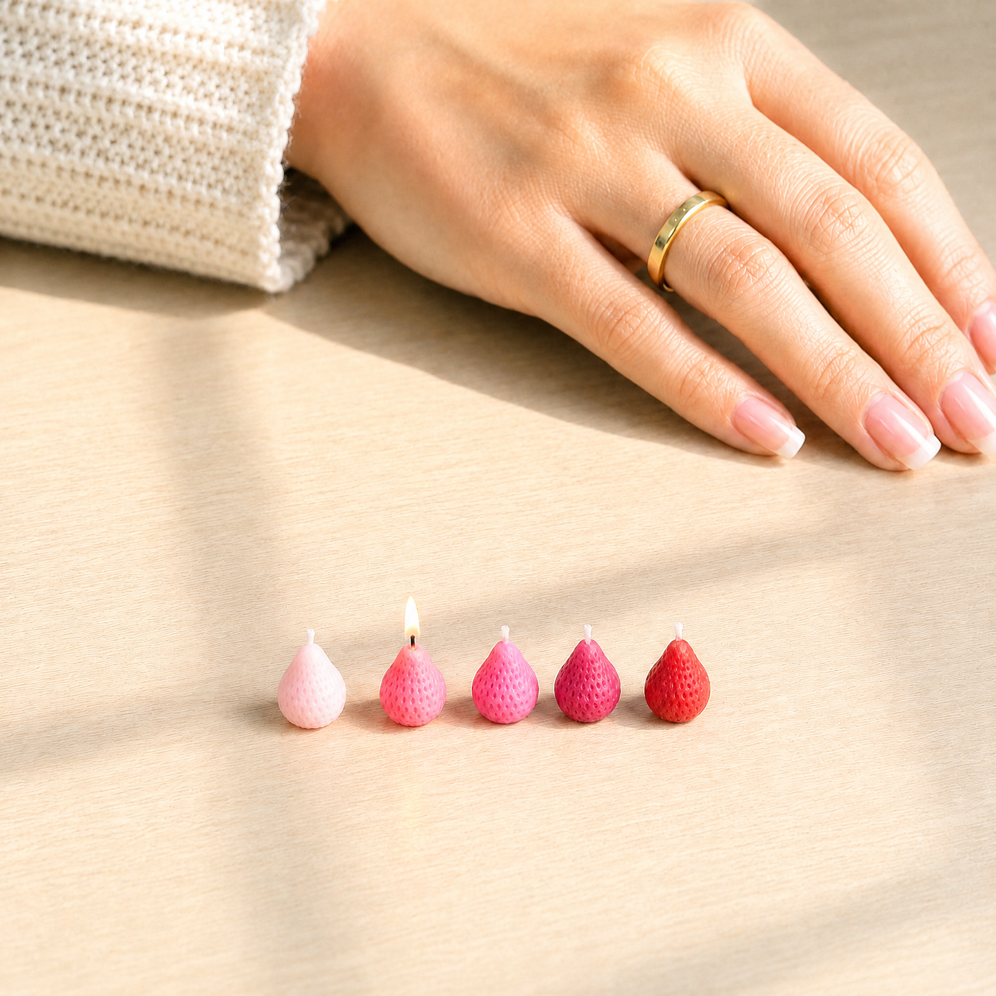 FDMINI Mini Strawberry Scented Candles – Set of 5 Handmade Miniature Dollhouse Candles for 1/6 1/8 1/12 Scale BJD & Blythe Doll Scenes