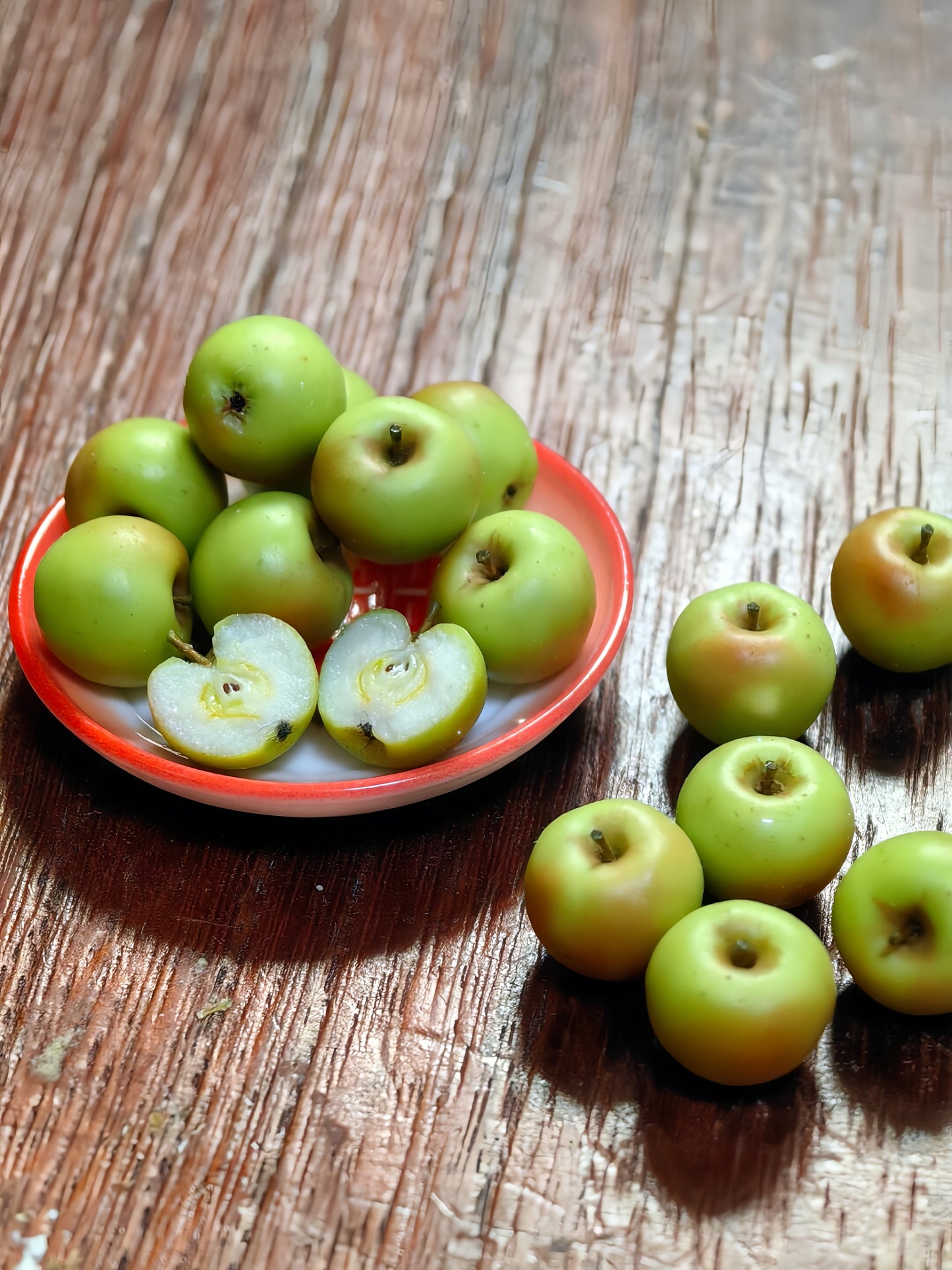 8Pcs Miniature Apple Set – Hand-Sculpted 1:6 Scale Dollhouse Red and Green Apples, Whole and Halved with Seeds, Realistic Tiny Fruit for Blythe & Barbie Dioramas, Resin Jewelry & Polymer Clay Food Miniatures