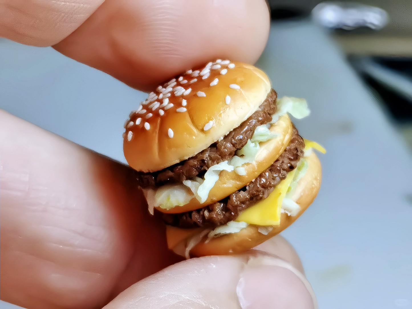 Miniature Cheeseburger – Hand-Sculpted 1:6 Scale Dollhouse Double Cheeseburger with Sesame Bun, Stacked Patties, Melting Cheese & Lettuce, Realistic Tiny Fast Food for Blythe & Barbie Dioramas, Resin Jewelry & Polymer Clay Food