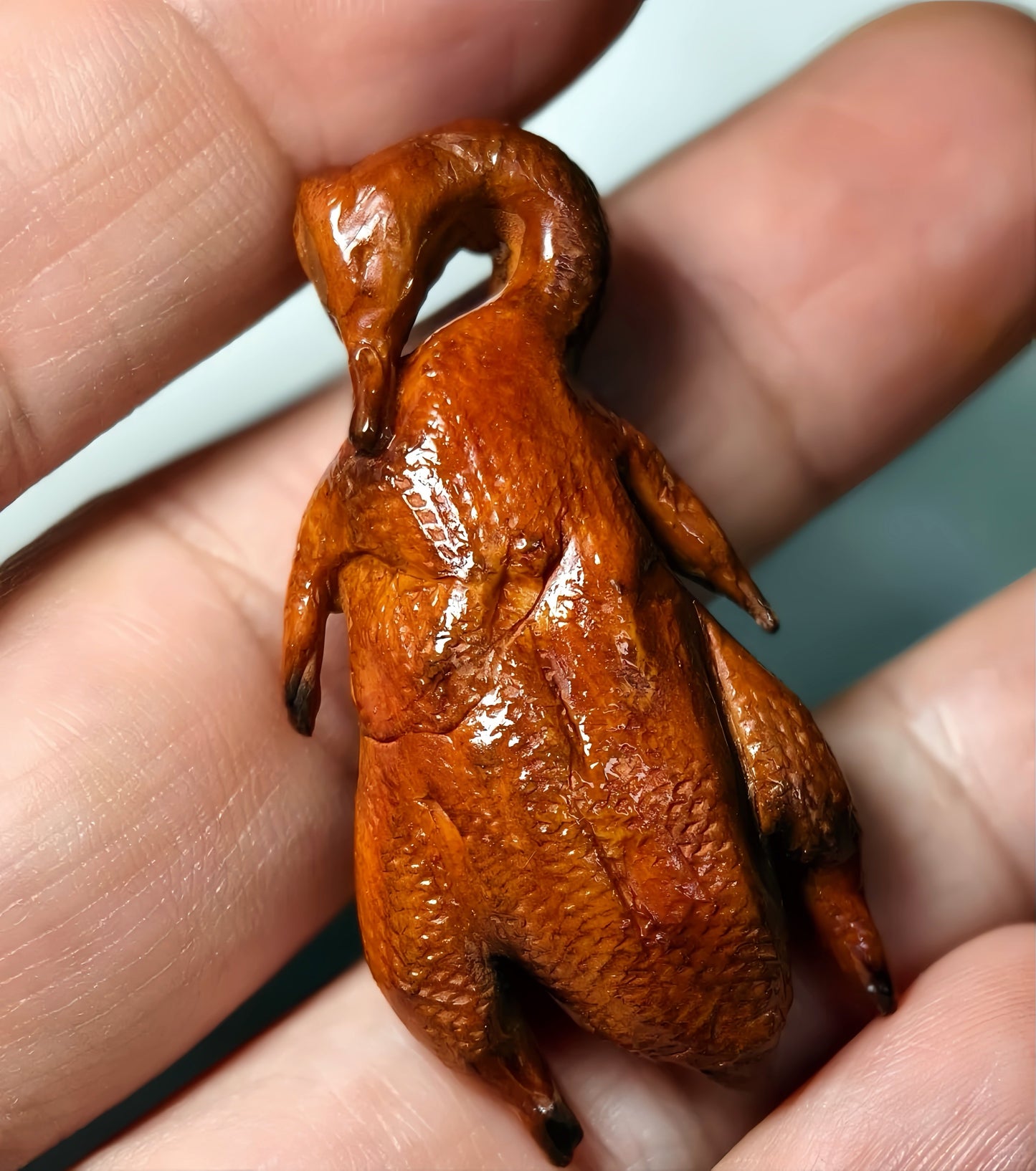 Miniature Roast Goose – Hand-Sculpted 1:6 Scale Dollhouse Whole Cantonese Roast Goose on a Plate, Glossy Crispy Skin, Realistic Chinese Siu Mei Dish for Blythe & Barbie Dioramas, Resin Jewelry & Polymer Clay Food Miniatures