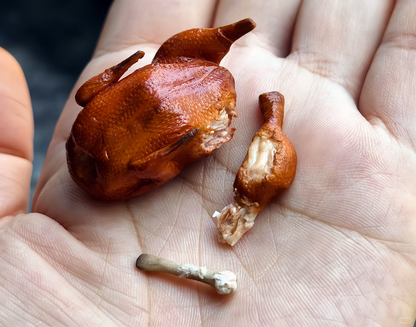 Miniature Roast Chicken Set - Hand-Sculpted 1:6 Scale Dollhouse Whole Roast Chicken with Torn Drumsticks & Plate, Realistic Tiny Food for Blythe & Barbie Dioramas, Polymer Clay Food