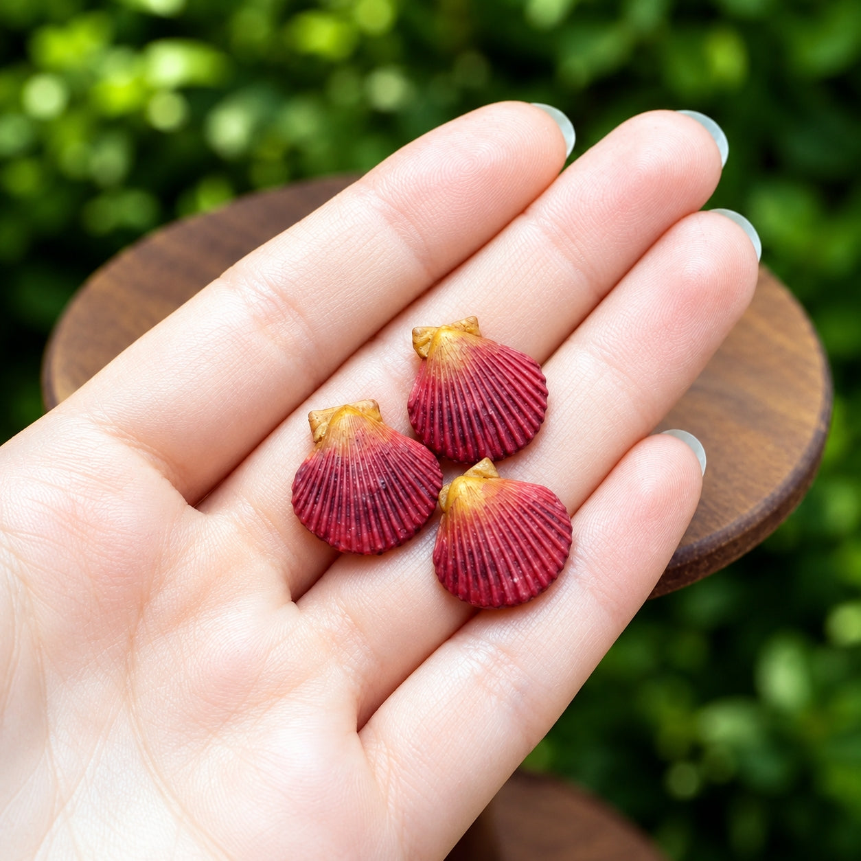 Miniature Scallops - Hand-Sculpted 1:6 Scale Scallops in the Shell with Ribbed Texture, Realistic Seafood Dollhouse Food for Blythe & Barbie Kitchen Dioramas, Resin Jewelry & Polymer Clay Food