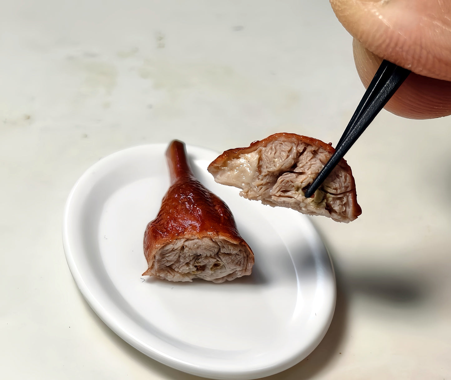 Miniature Roast Goose – Hand-Sculpted 1:6 Scale Dollhouse Whole Cantonese Roast Goose on a Plate, Glossy Crispy Skin, Realistic Chinese Siu Mei Dish for Blythe & Barbie Dioramas, Resin Jewelry & Polymer Clay Food Miniatures
