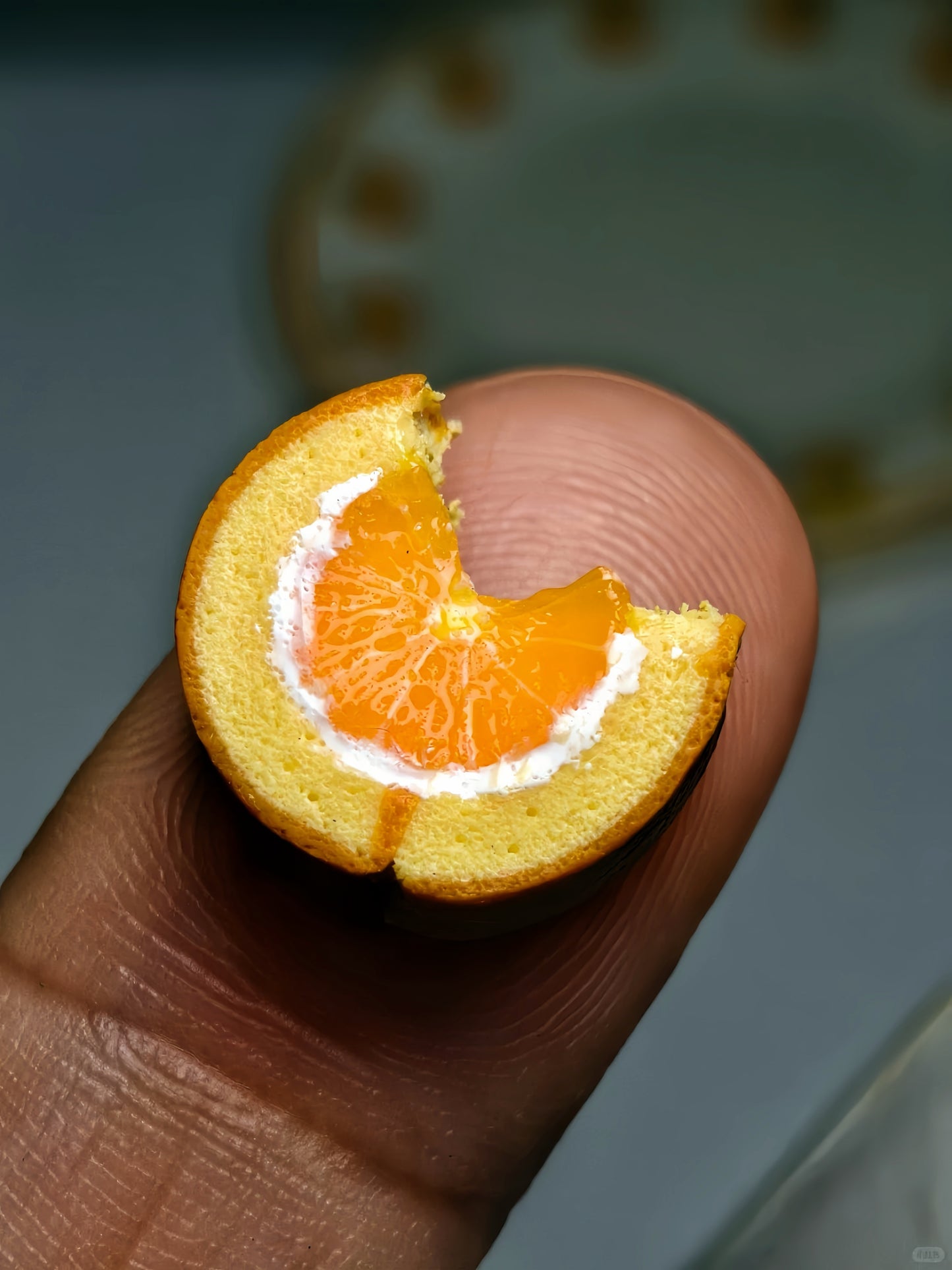 Miniature Orange Swiss Roll Cake - Hand-Sculpted 1:6 Scale Dollhouse Cake Roll with Whole Orange Slice Center, Whipped Cream & Citrus Garnish, Realistic Tiny Dessert for Blythe & Barbie Dioramas, Polymer Clay Food