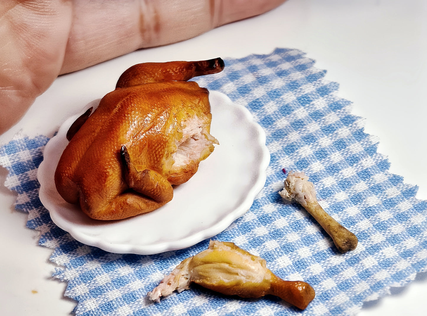 Miniature Roast Chicken Set - Hand-Sculpted 1:6 Scale Dollhouse Whole Roast Chicken with Torn Drumsticks & Plate, Realistic Tiny Food for Blythe & Barbie Dioramas, Polymer Clay Food