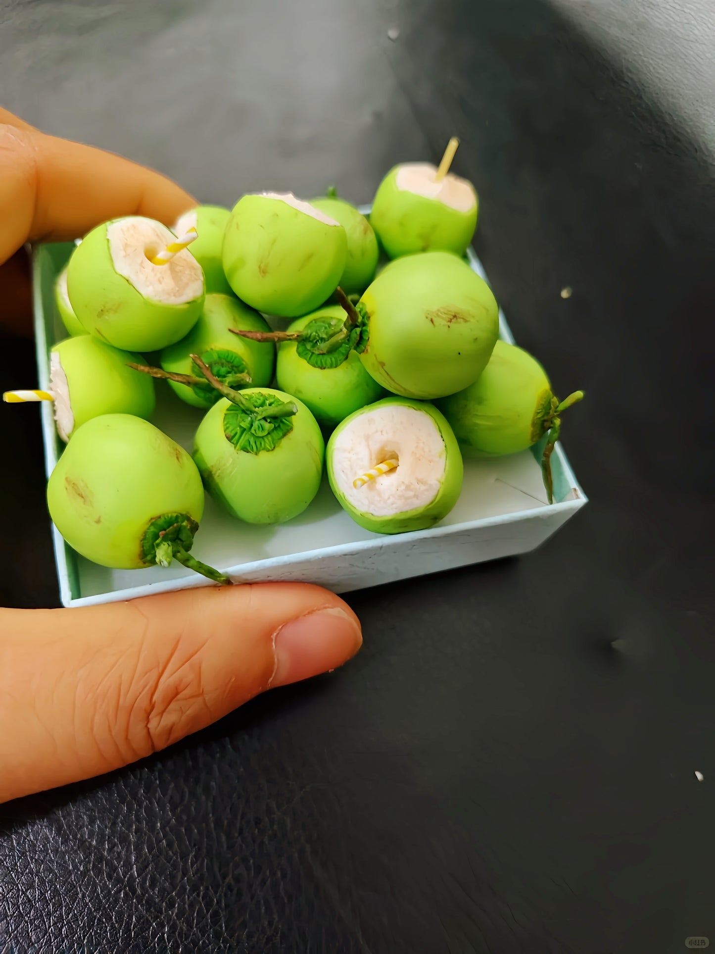 4Pcs Miniature Coconut Drink Set – Hand-Sculpted 1:6 Scale Green Coconut with Straw, Whole and Opened Tropical Fruit, Realistic Tiny Beach Food for Blythe & Barbie Dioramas, Resin Jewelry & Polymer Clay Fruit