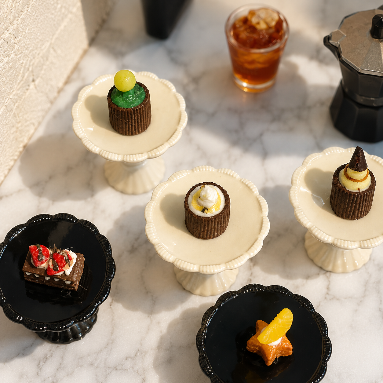 FDMINI Mini Footed Cake Stand – 2 Colors Miniature Pedestal Dessert & Fruit Tray for 1:6 Dollhouse, BJD & Blythe Scenes