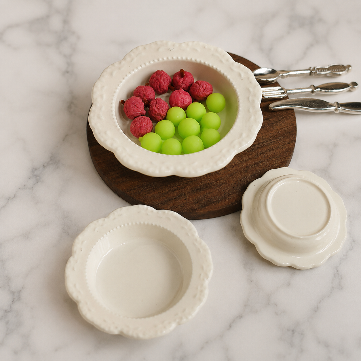 FDMINI Mini Lace-Edge Dishes – 4 Colors × 3 Sizes French Embossed Miniature Dessert Bowls for 1:12 Dollhouse & Roombox