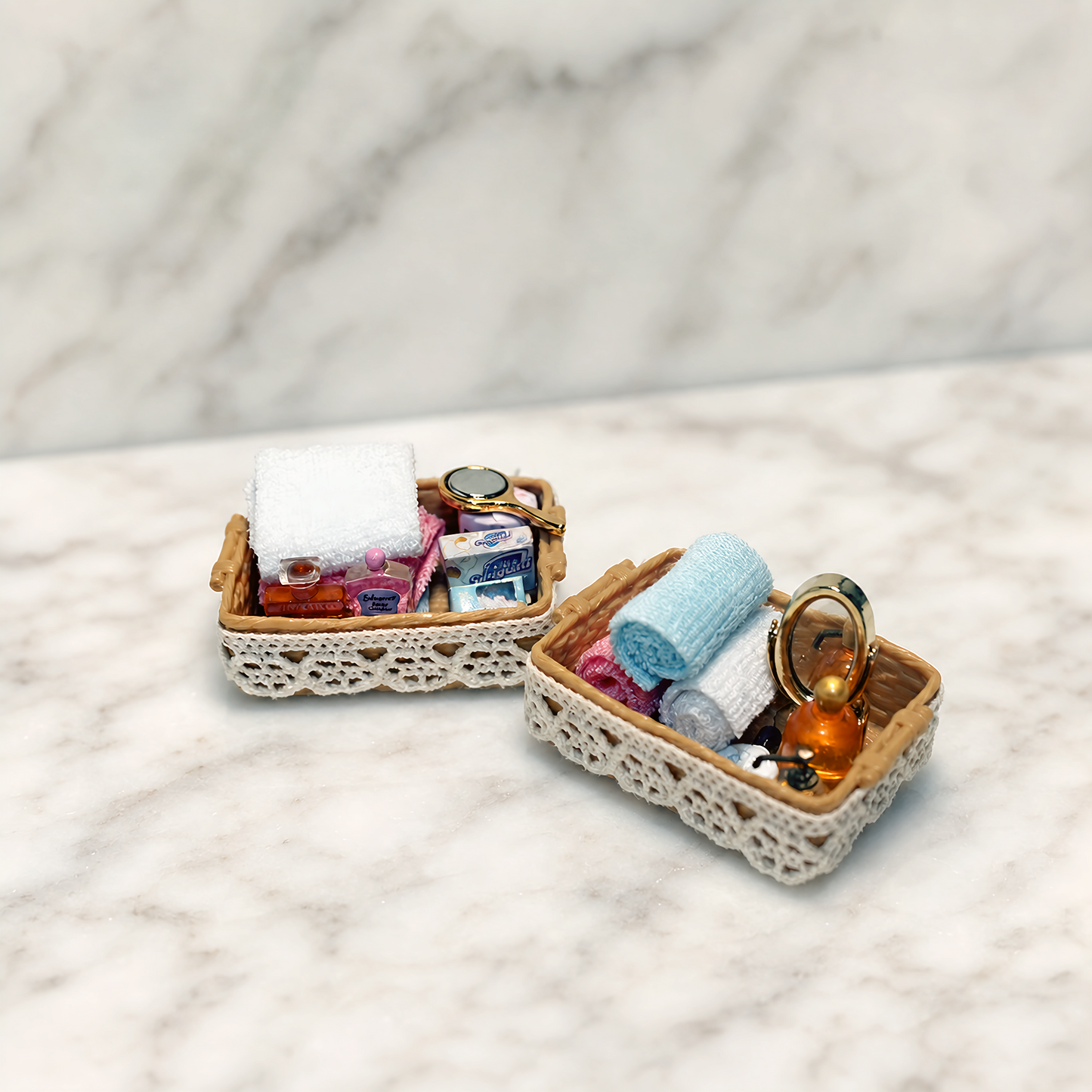 FDMINI Mini Bathroom Accessory Basket – 2 Styles Miniature Toiletries & Vanity Set with Lace Basket for 1:12 Scale Dollhouse & Roombox