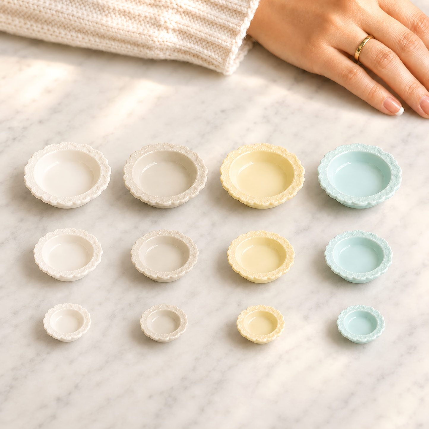 FDMINI Mini Lace-Edge Dishes – 4 Colors × 3 Sizes French Embossed Miniature Dessert Bowls for 1:12 Dollhouse & Roombox