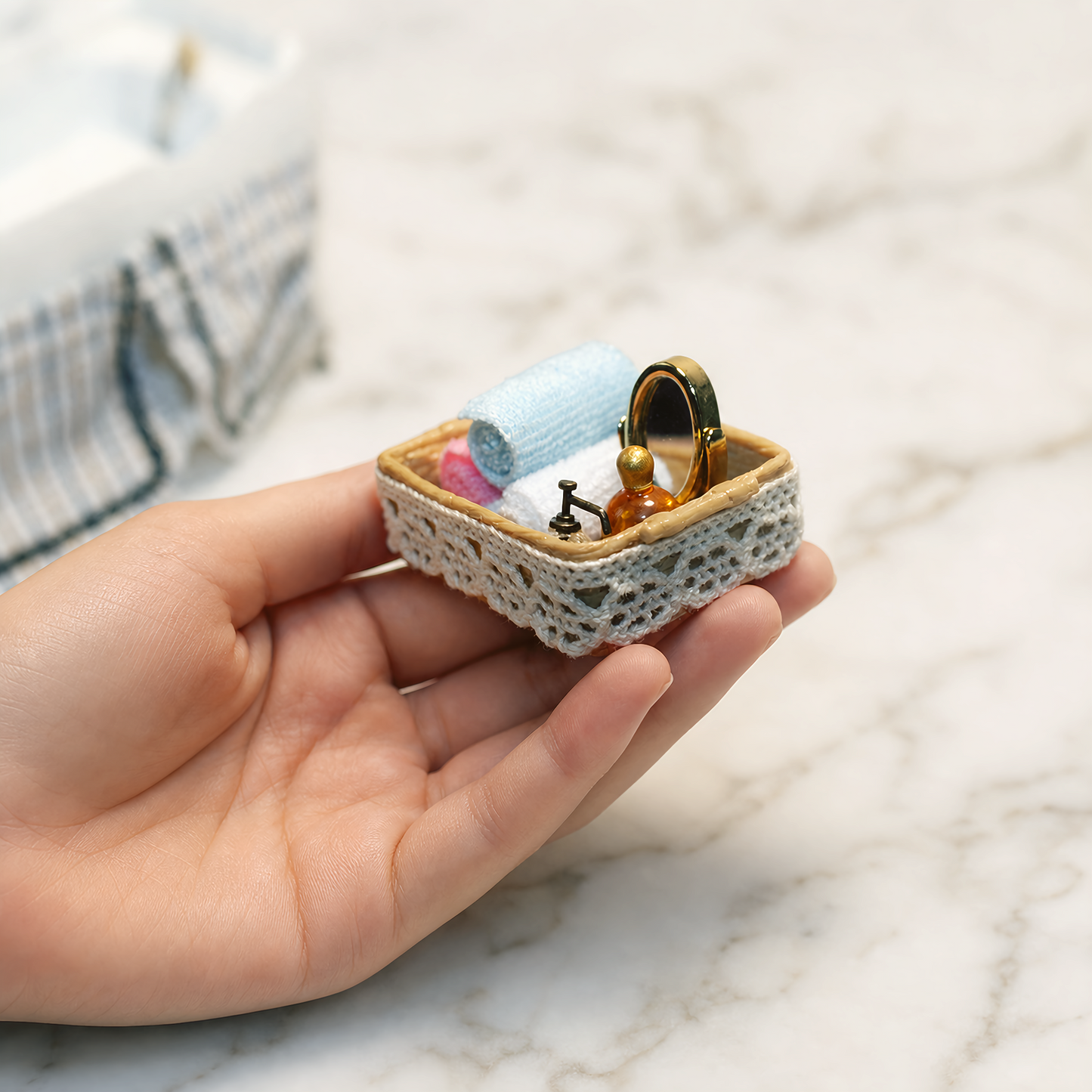 FDMINI Mini Bathroom Accessory Basket – 2 Styles Miniature Toiletries & Vanity Set with Lace Basket for 1:12 Scale Dollhouse & Roombox