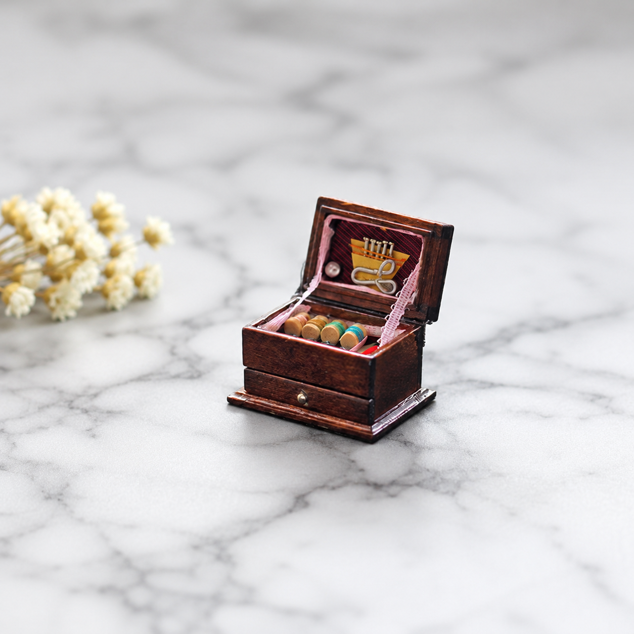 FDMINI Mini Sewing Box – Vintage Wooden Miniature Sewing Chest with Opening Drawer & Filled Contents for 1:12 Scale Dollhouse & Roombox