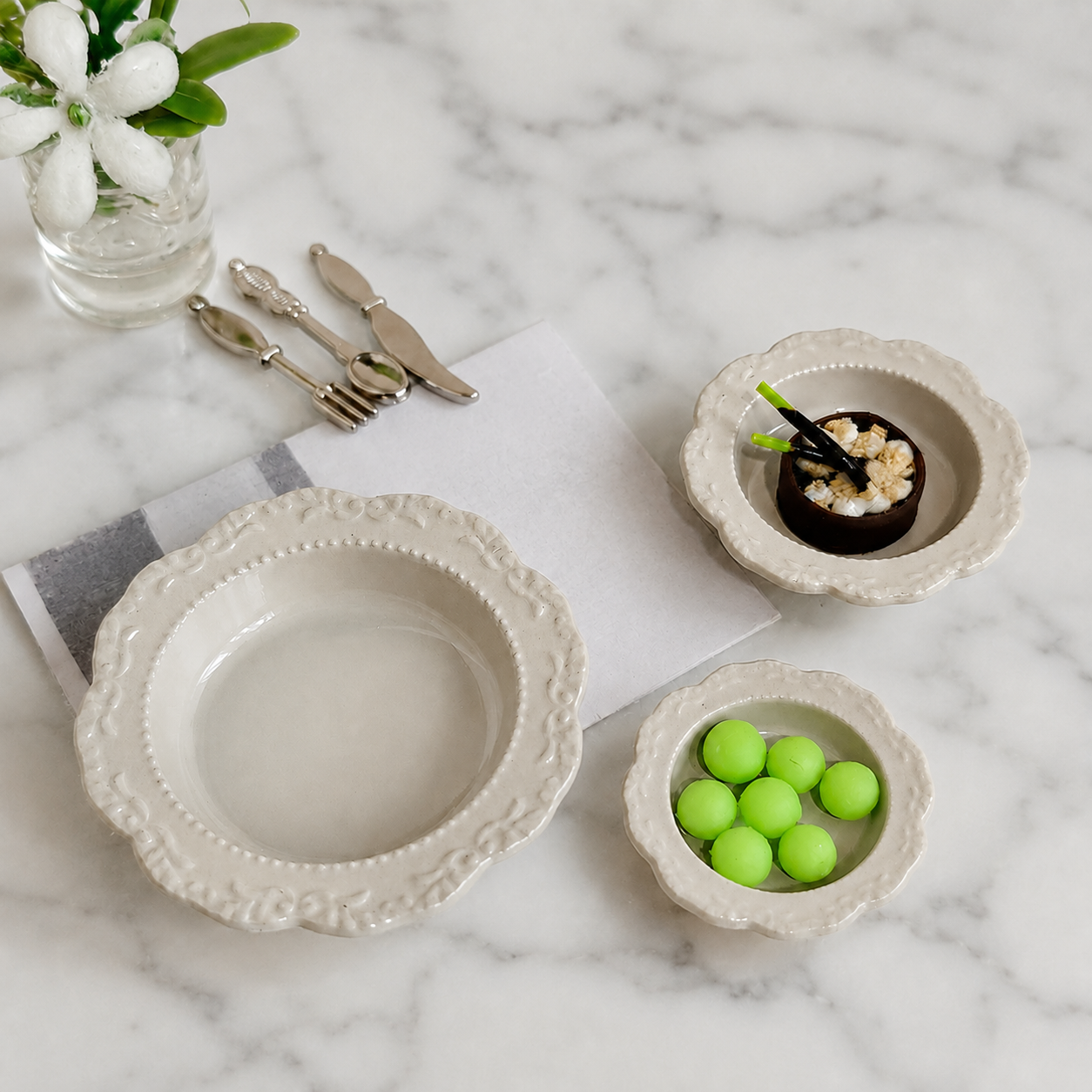 FDMINI Mini Lace-Edge Dishes – 4 Colors × 3 Sizes French Embossed Miniature Dessert Bowls for 1:12 Dollhouse & Roombox