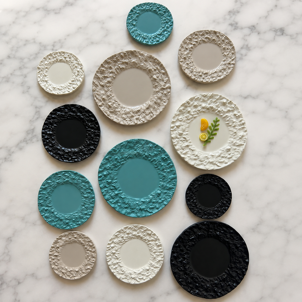 FDMINI Mini Round Stone-Texture Plates – 4 Colors × 3 Sizes Miniature Steak Plate & Charger for 1:6 Dollhouse, BJD & Blythe Scenes