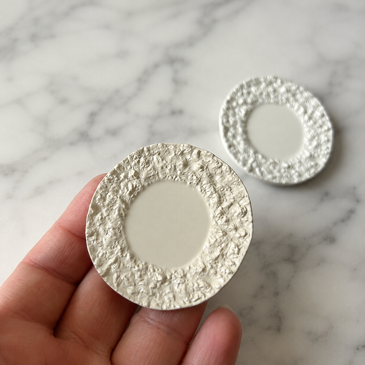 FDMINI Mini Round Stone-Texture Plates – 4 Colors × 3 Sizes Miniature Steak Plate & Charger for 1:6 Dollhouse, BJD & Blythe Scenes