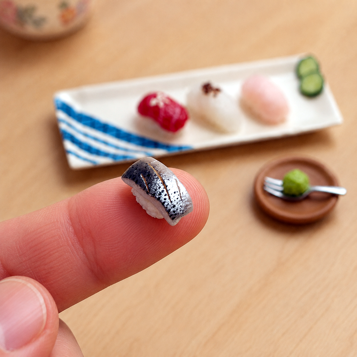 1:6 Scale Miniature Sushi Set – Dollhouse Nigiri 4-Piece Platter with Cucumber, Mini Food for Blythe BJD Dolls & Dioramas