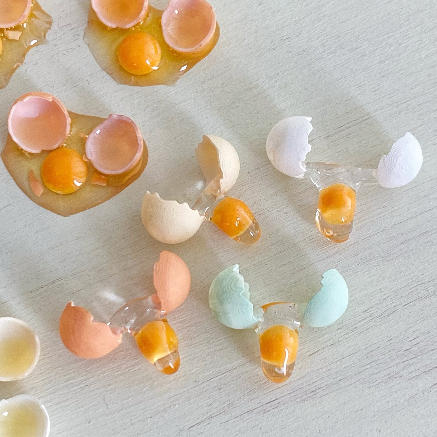 FDMINI Mini Cracked Eggs – 4 Shell Colors Realistic Miniature Broken Egg Food Props for 1:6 Scale Dollhouse Kitchen, BJD & Blythe Scenes