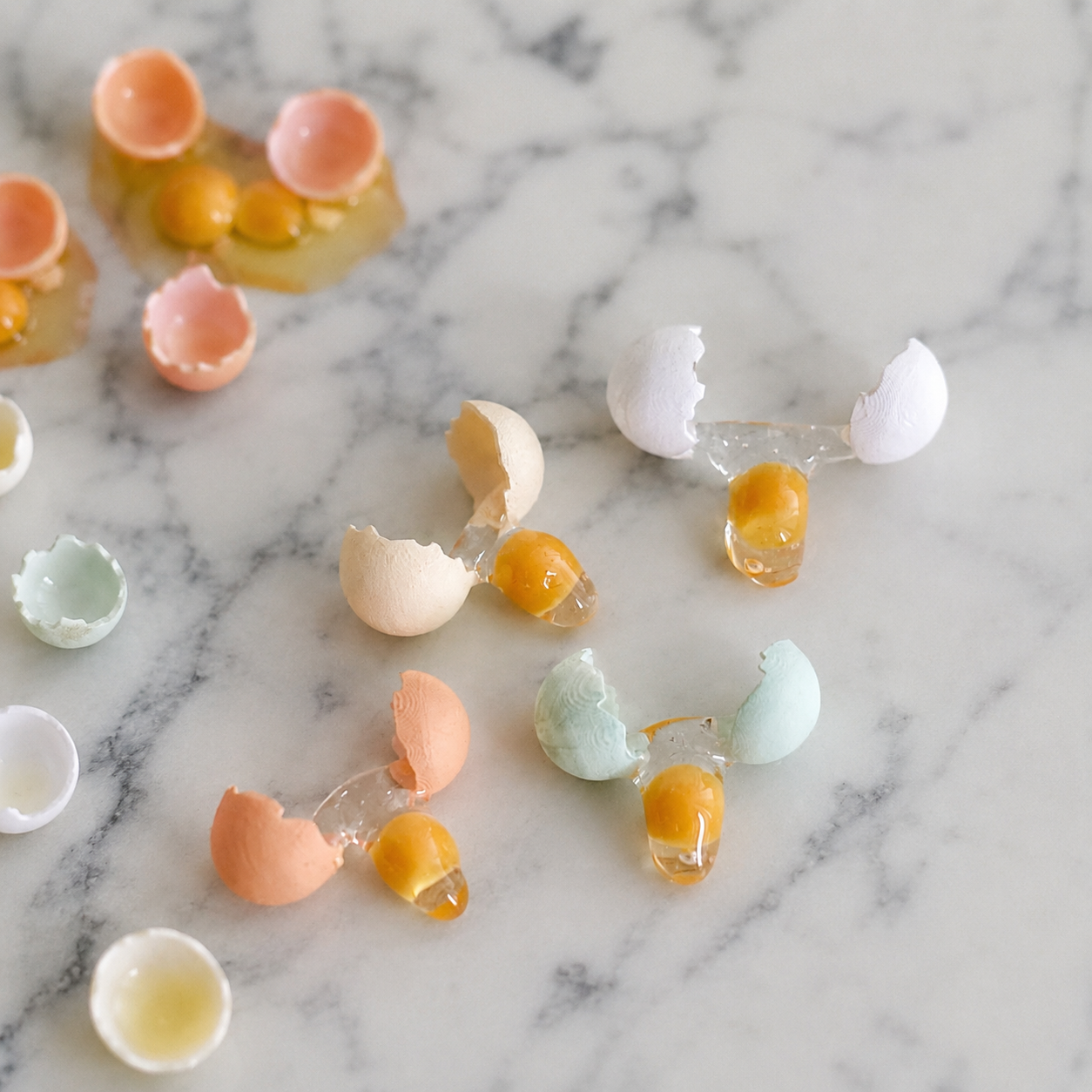 FDMINI Mini Cracked Eggs – 4 Shell Colors Realistic Miniature Broken Egg Food Props for 1:6 Scale Dollhouse Kitchen, BJD & Blythe Scenes