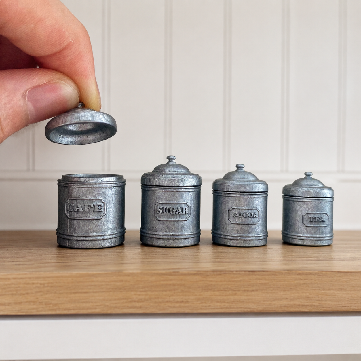 FDMINI Mini Vintage Kitchen Canisters – Set of 4 Miniature Metal Storage Tins (Café, Sugar, Cocoa, Tea) for 1/6 1/8 1/12 Scale Dollhouse, BJD & Blythe Scenes