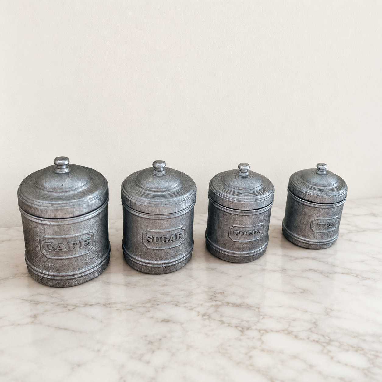 FDMINI Mini Vintage Kitchen Canisters – Set of 4 Miniature Metal Storage Tins (Café, Sugar, Cocoa, Tea) for 1/6 1/8 1/12 Scale Dollhouse, BJD & Blythe Scenes