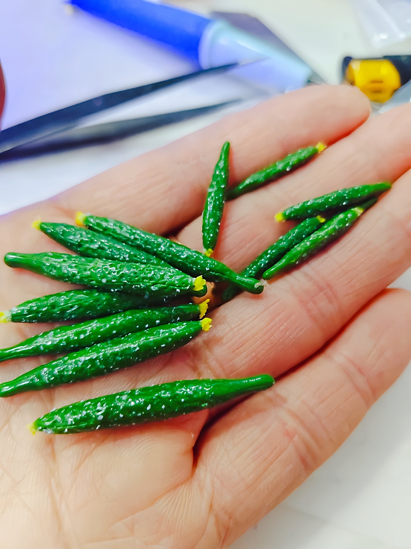 6Pcs Miniature Cucumber Set – Hand-Sculpted 1:6 Scale Dollhouse Cucumbers with Textured Spines and Blossom Ends, Realistic Tiny Vegetable for Blythe & Barbie Kitchen Dioramas, Resin Jewelry & Polymer Clay Food Miniatures