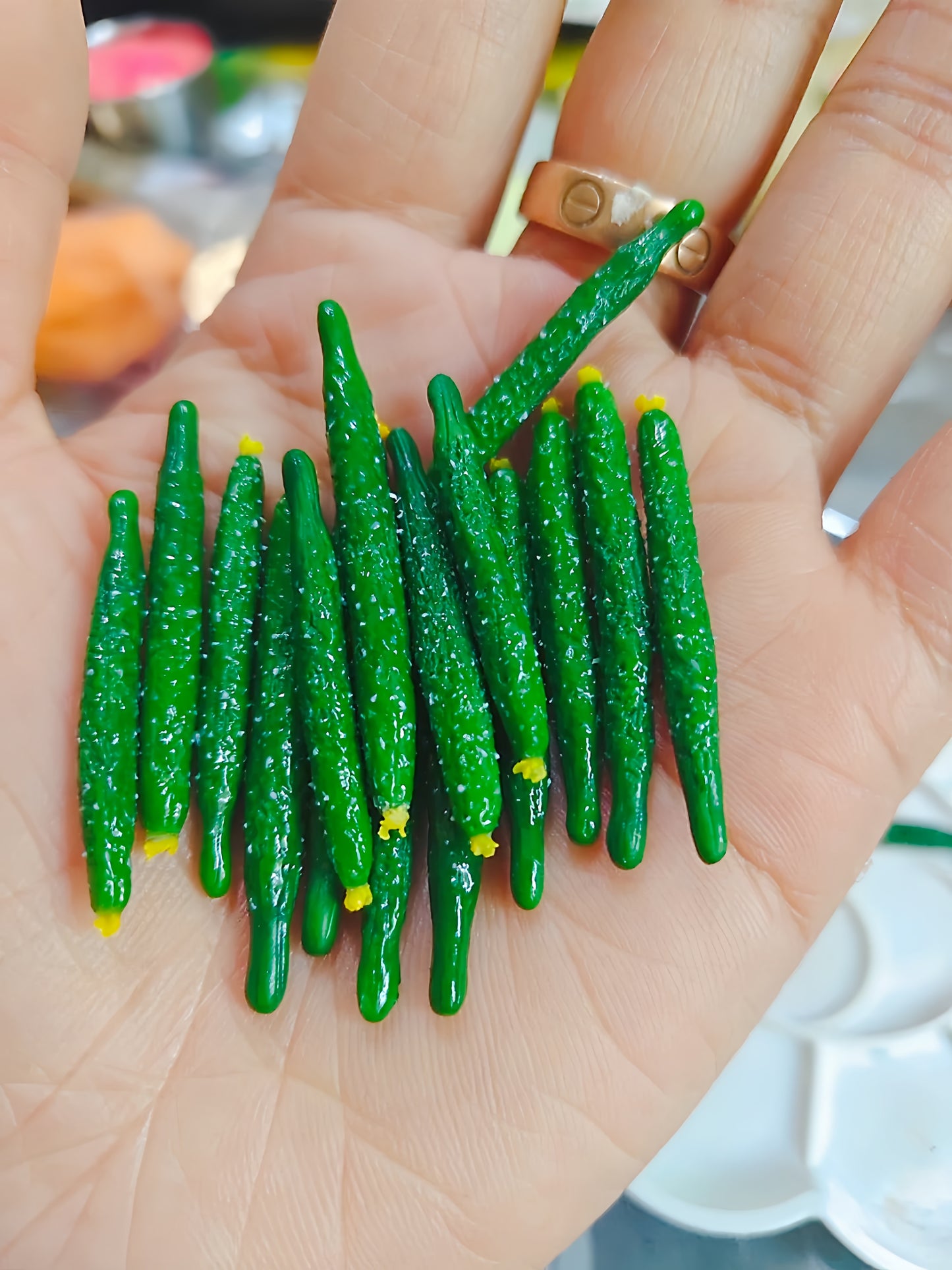 6Pcs Miniature Cucumber Set – Hand-Sculpted 1:6 Scale Dollhouse Cucumbers with Textured Spines and Blossom Ends, Realistic Tiny Vegetable for Blythe & Barbie Kitchen Dioramas, Resin Jewelry & Polymer Clay Food Miniatures