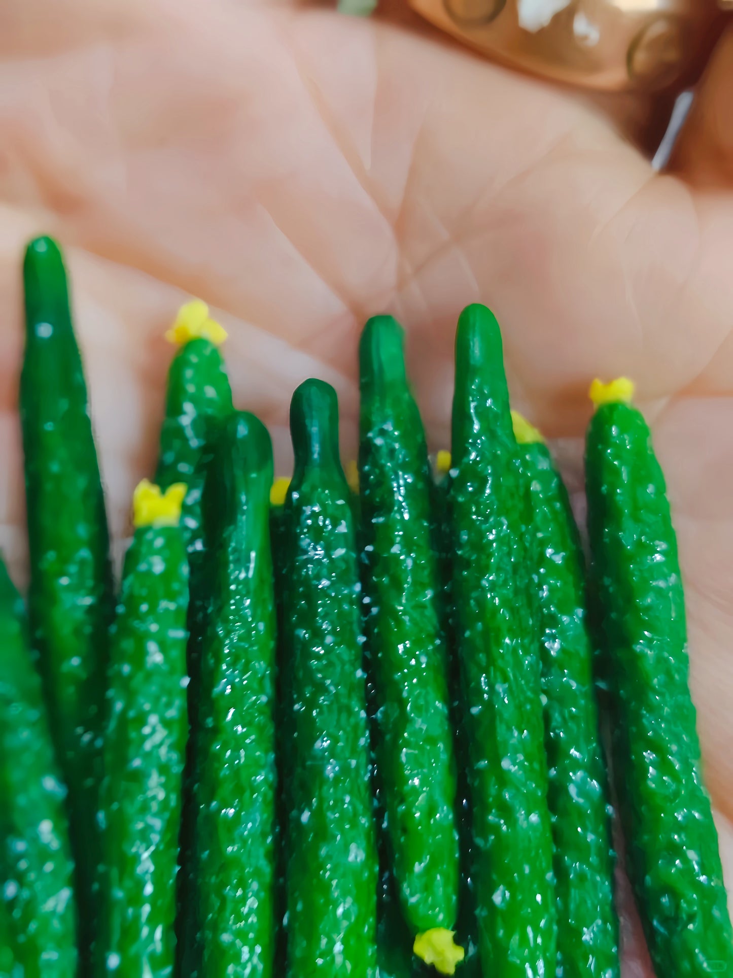 6Pcs Miniature Cucumber Set – Hand-Sculpted 1:6 Scale Dollhouse Cucumbers with Textured Spines and Blossom Ends, Realistic Tiny Vegetable for Blythe & Barbie Kitchen Dioramas, Resin Jewelry & Polymer Clay Food Miniatures