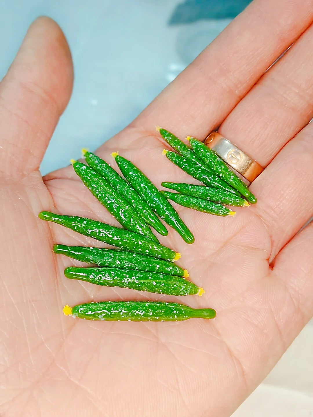 6Pcs Miniature Cucumber Set – Hand-Sculpted 1:6 Scale Dollhouse Cucumbers with Textured Spines and Blossom Ends, Realistic Tiny Vegetable for Blythe & Barbie Kitchen Dioramas, Resin Jewelry & Polymer Clay Food Miniatures
