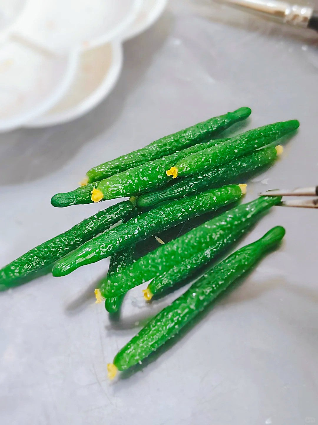 6Pcs Miniature Cucumber Set – Hand-Sculpted 1:6 Scale Dollhouse Cucumbers with Textured Spines and Blossom Ends, Realistic Tiny Vegetable for Blythe & Barbie Kitchen Dioramas, Resin Jewelry & Polymer Clay Food Miniatures