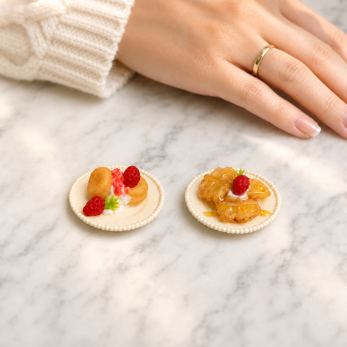 FDMINI Mini Waffle & Soufflé Pancake Plates – 2 Styles Realistic Miniature Dessert Food Props for 1:12 Scale Dollhouse Café & Afternoon Tea Scenes