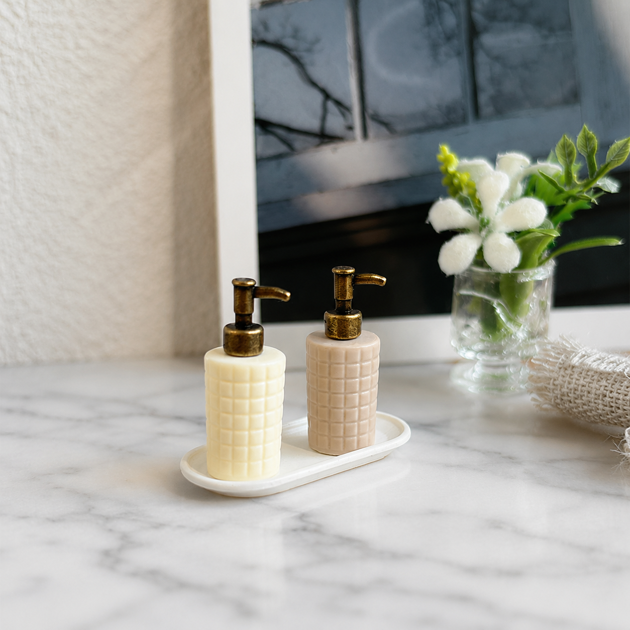 FDMINI Mini Soap Dispenser – 3 Bottle Colors × 4 Metal Pump Finishes Miniature Ceramic Lotion Pump Bottle for 1:12 Dollhouse Bathroom Scenes
