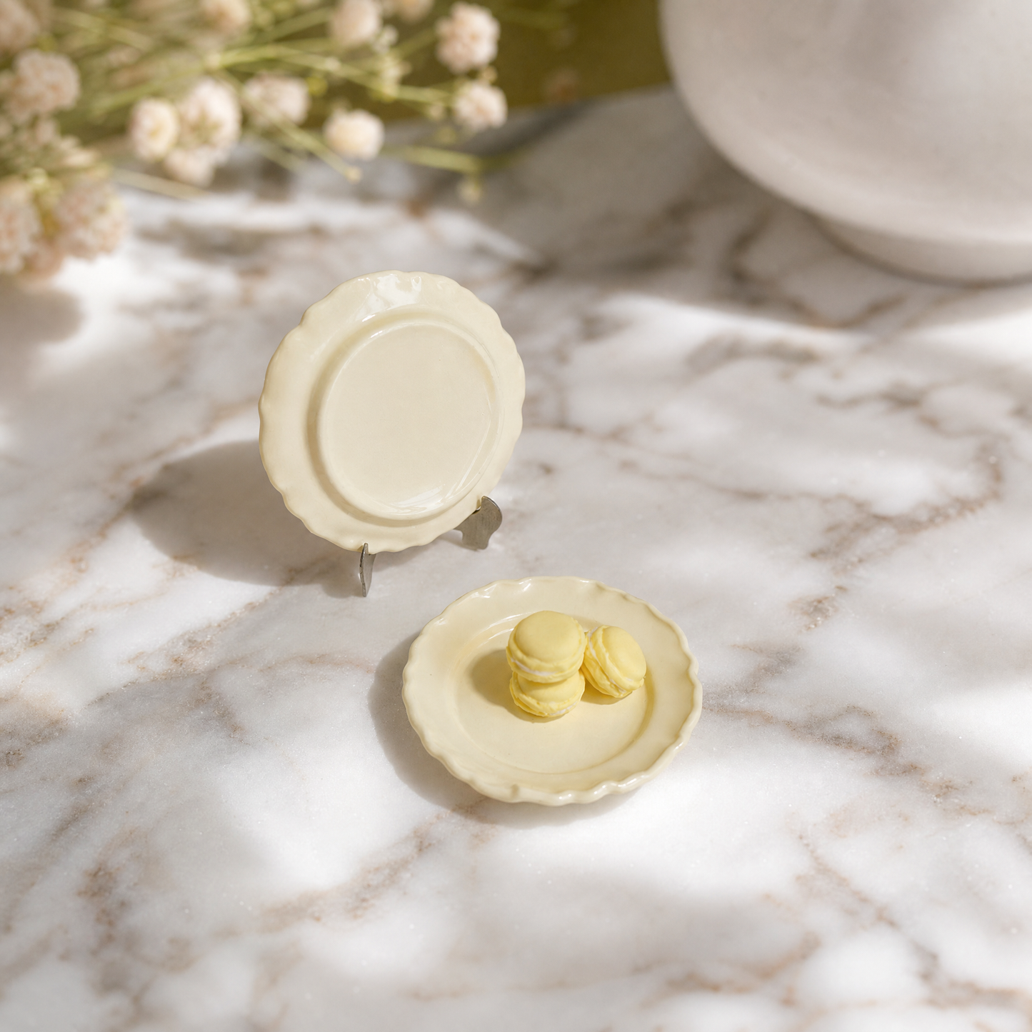 FDMINI Mini Scalloped Plate – 4 Colors Miniature Round Dessert Plate for 1:12 Dollhouse, Nordic Kitchen & Diorama Scenes